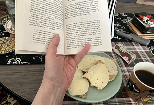 Bokuppslag ostknäcke o kaffe i soffan