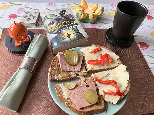 Påskdagsfrukost med Hopptimisten Försvararen och påskljus