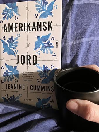 Amerikansk jord och kaffe på sängen