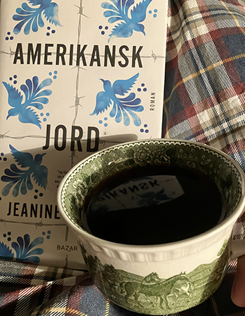 Boken Amerikansk jord o kaffe på sängen i födelsedagskoppen Boken Amerikansk jord o kaffe på sängen i födelsedagskoppen