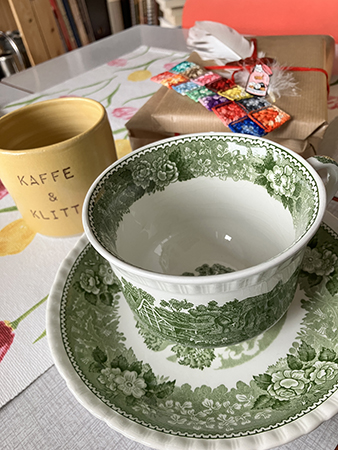 Engelsk kopp kaffemugg bokmärke pin och paket från V