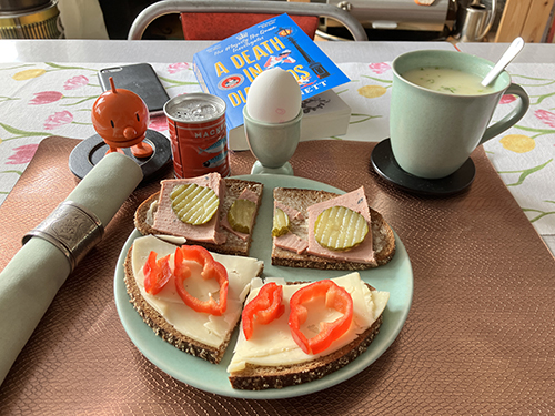 Hemmalunch med Hopptimisten A death in diamonds mackor ägg o varma koppen sparris