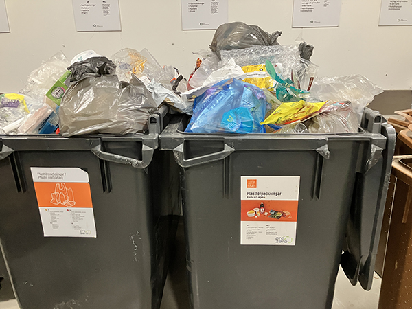 Överfulla sopkärl med plast