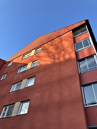Rött hus mot blå himmel Rött hus mot blå himmel