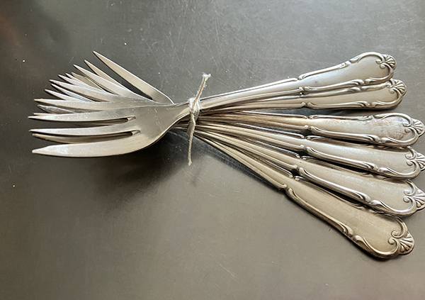 Sex tårtgafflar i silver köpta på Ulva diversehandel 6 april 2025