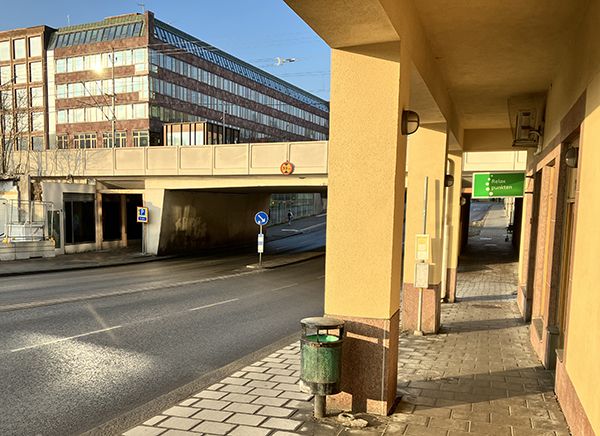 Trottoar med huspelare på Vaksalagatan