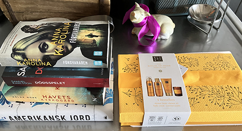 Böcker från bokskåp o Ritualslåda från FEM