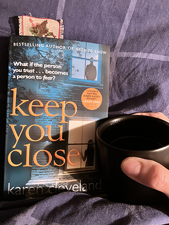 Boken Keep you close o kaffe på sängen i brun senapsmugg från Höganäs