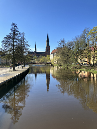 Domkyrkotornen och en brun Fyrisån fotade från Haglunds bro Domkyrkotornen och en brun Fyrisån fotade från Haglunds bro