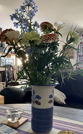 Födelsedagsbukett fotad från fåtöljen