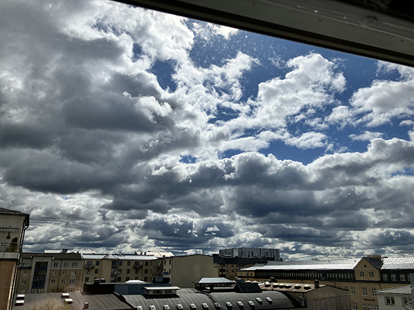 Moln på himlen över hustaken och UKK