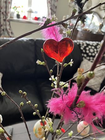 Närbild på rött glashjärta i påskriset