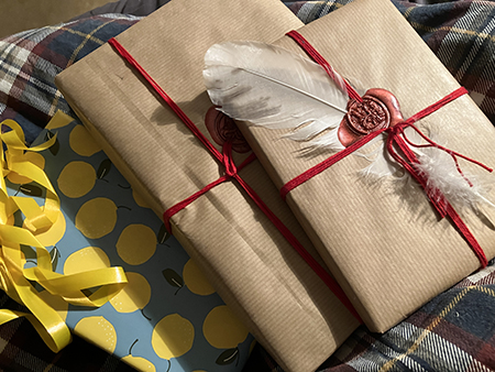 Tre födelsedagspaket att öppna på sängen