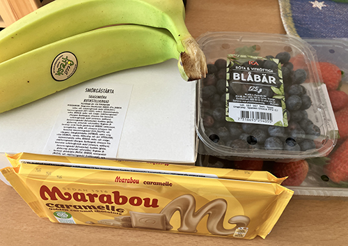 Smörgåstårta bananer bär o choklad Smörgåstårta bananer bär o choklad