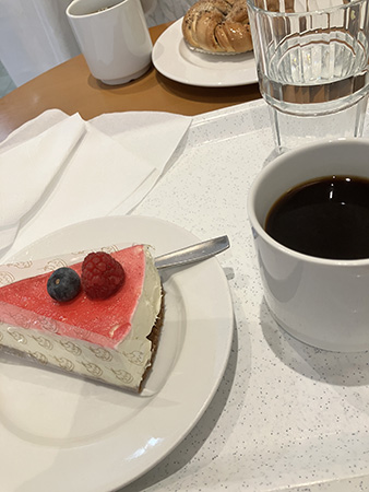 Eftermiddagsfika med cheesecake på Wallins
