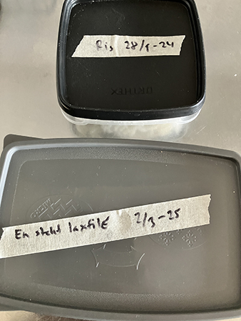 Ris och lax i burkar från frysen