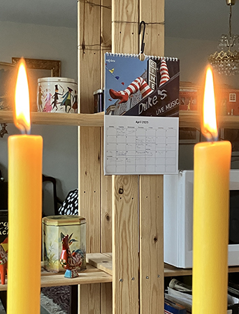 Almanacka från Brighton and Hove mellan två gula ljus Almanacka från Brighton and Hove mellan två gula ljus