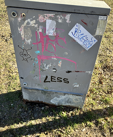 Elskåp med ordet LESS