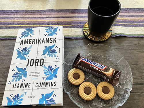 Fika med Snickersglass o Ballerinakex o boken Amerikansk jord