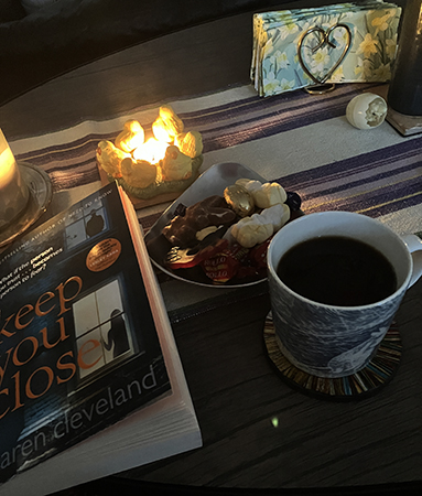 Kvällsfika med Keep you close och påskgodis