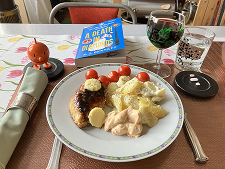 Kycklingfilé med potatisgratäng Hopptimisten A deaht in diamonds och Direktörenvin