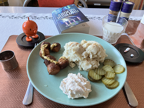 Kycklingköttbullar med potatismos smörgåsgurka o räksallad