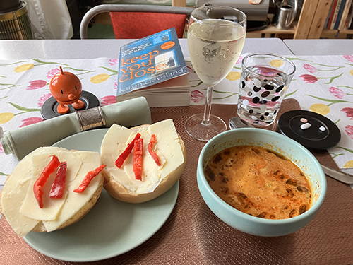 Ostfralla och gotländskfisksoppa vitt vin Hopptimisten och Keep you close