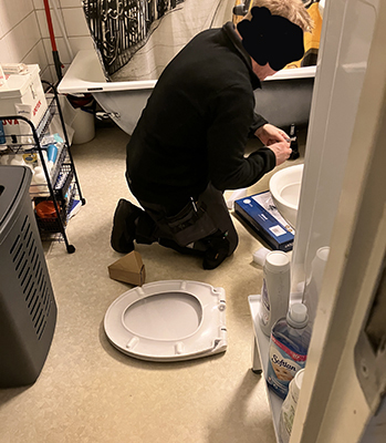 Snabba Ryck monterar ny toalettsits hos mig