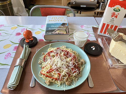 Spaghetti och kycklingfärs med riven ost o ketchup med Hopptimisten o Bortom horisonten