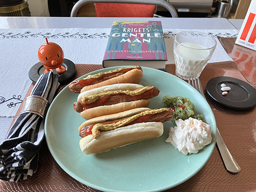 Tre kycklingkorvar med bröd räksallad bostongurka Hopptimisten och Krigets gentlemän