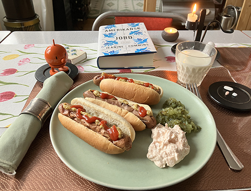 Tre kycklingkorvar med bröd räksallad o bostongurka Hopptimisten och Amerikansk jord Tre kycklingkorvar med bröd räksallad o bostongurka Hopptimisten och Amerikansk jord