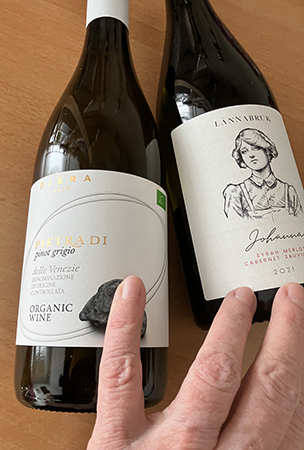 Två flaskor vin Pietra di Pino Grigio och Lännabruk Johanna