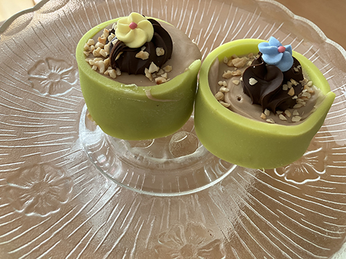 Två gröna Noisette från Triller på glasfat