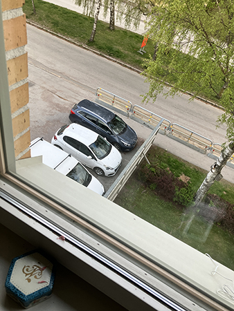 Bilen på parkering utomhus Bilen på parkering utomhus