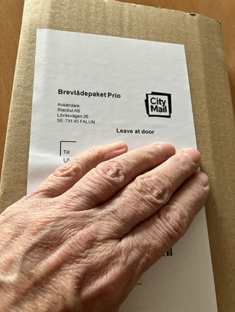 Bokpaket med min hand på