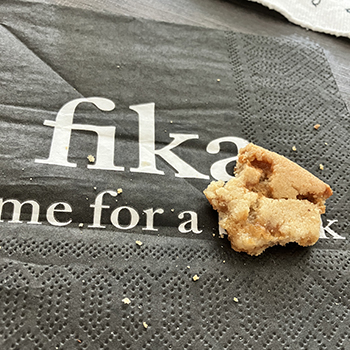En bit cookie på en svart fika-servett