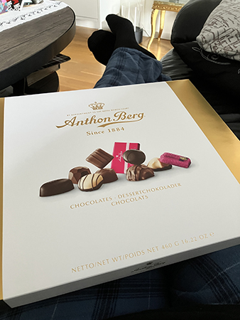 En stor chokladask från Anthon Berg