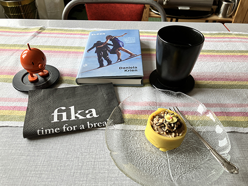 Fika time for a break Noisette med Hopptimisten o boken Elden
