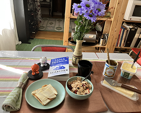 Söndagsfrukost med rostat fil blåa krysantemum Hopptisarna o The Searcher