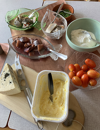 Tre sorters sill gräslök gräddfil tomater ädelost Bregott