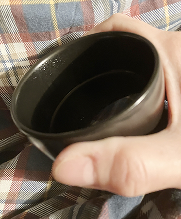 Svart kaffe på sängen
