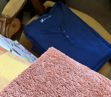 Blå tishor o orange handduk