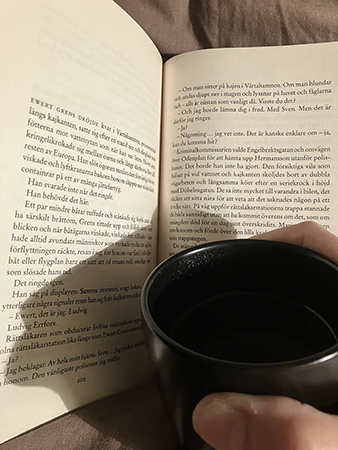 Bokuppslag och kaffemugg