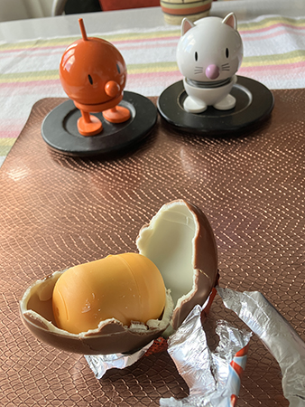 Folien är av och ägget blottat