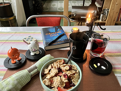 Fredagsfrukost med Hopptimisten o Hoptikissen o Ormens öga tända ljus