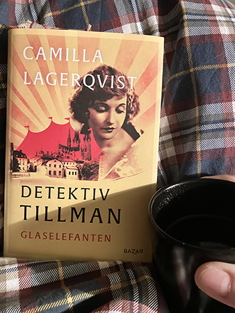 Glaselefanten och kaffe på sängen