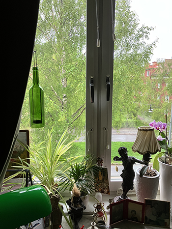 Grönt utanför fönstret till arbetsrummet