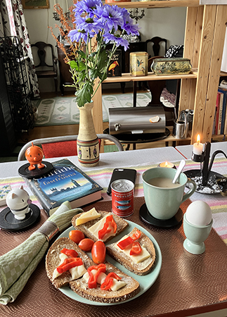 Hemmalunch med tända ljus Hopptisarna och De fastfrusna