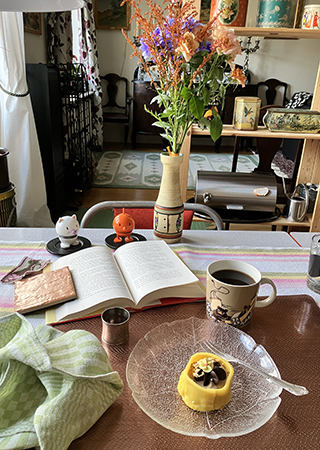 Noisette o kardemummakaffe med Hopptifamiljen o bok