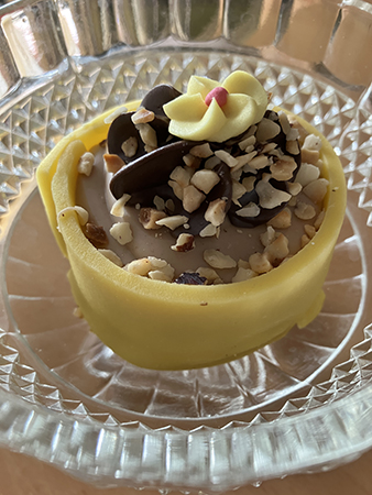 Noisette med gul marsipan i glasskål